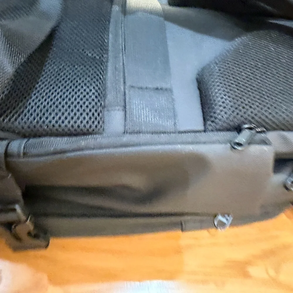 NWOT Vacuum Seal Swiss Lock Black Travel Backpack with Pump - Picture 9 of 14